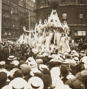 Great suffragette demonstration in London : The Empire Car (different colonies)  passing through Trafalgar Square.